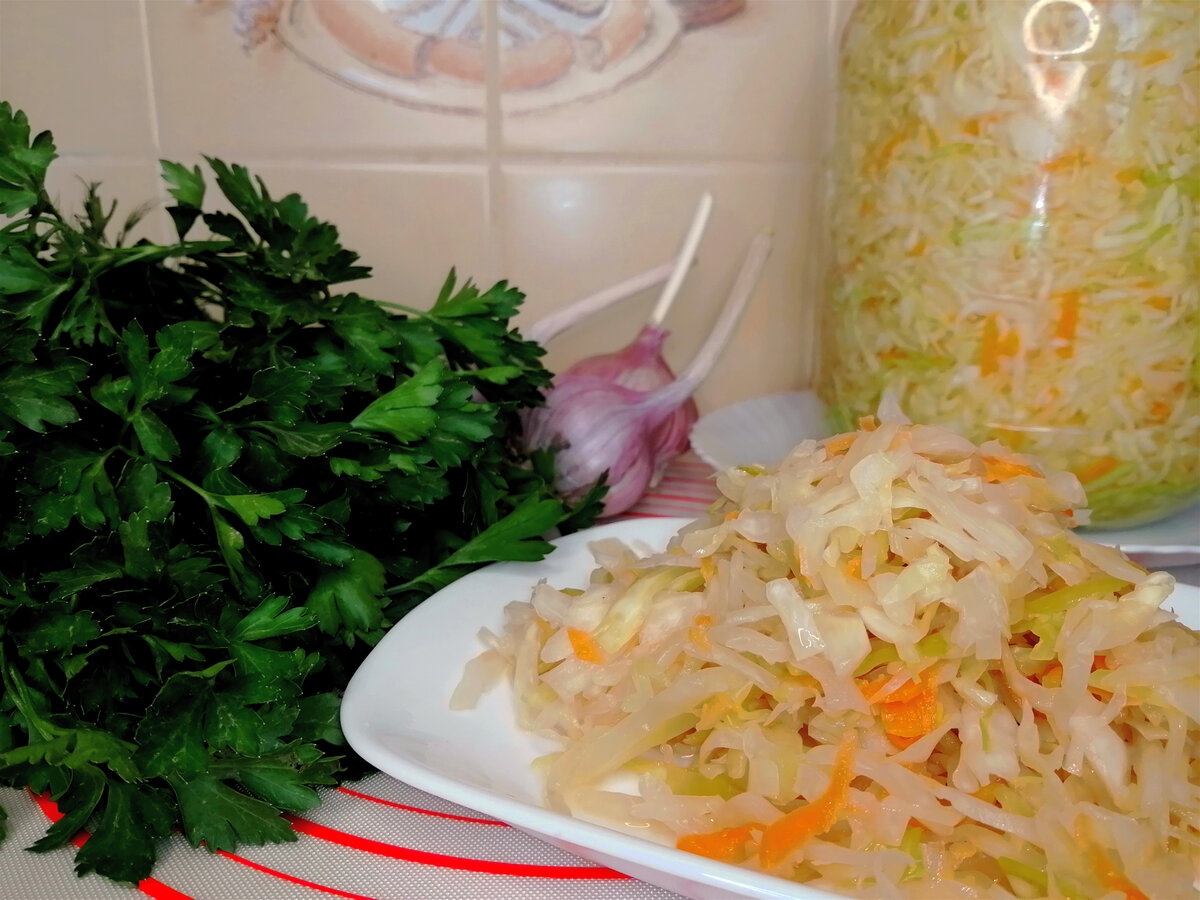 Часто подаю капусту с чесноком и зеленью. А вот лавровый лист и черный перец горошком никогда не кладу. Мне кажется, что они только вкус квашеной капусты портят