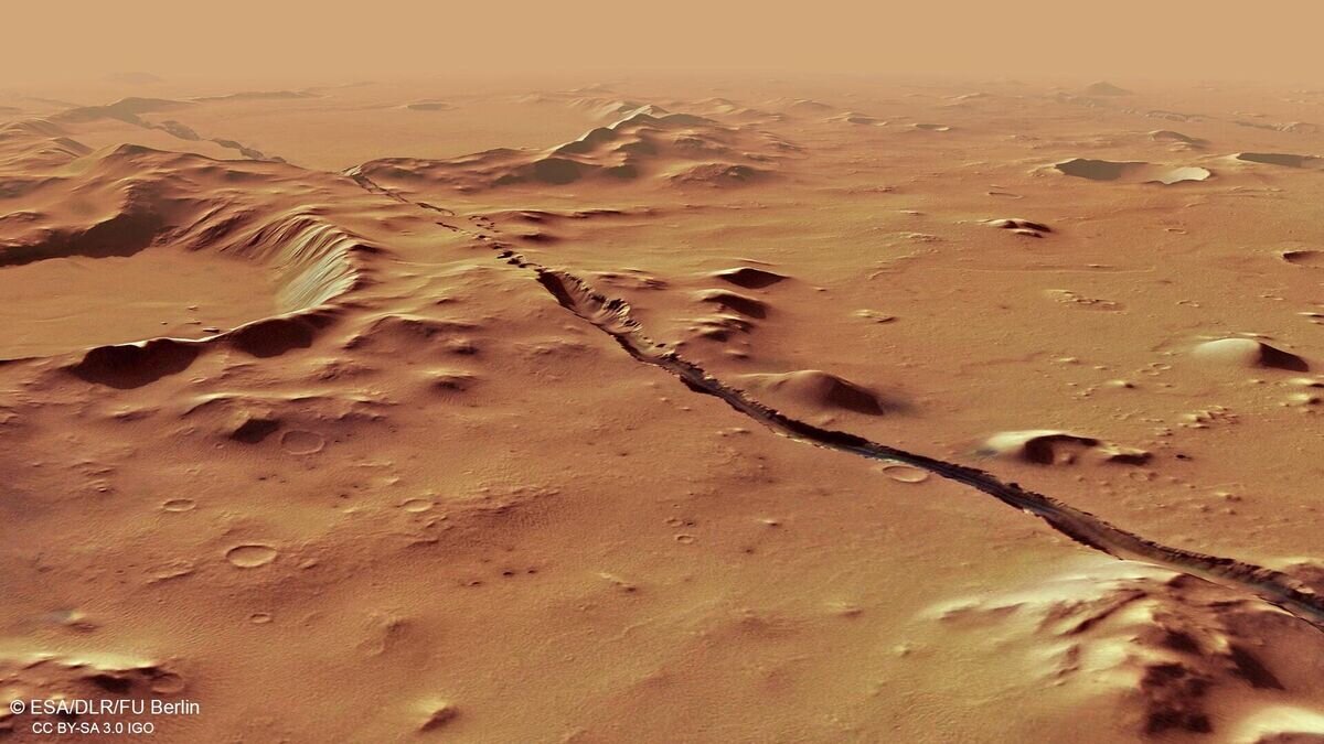    Один из разломов (грабен), составляющих систему Cerberus FossaeCC BY-SA 3.0 IGO / ESA/DLR/FU Berlin /