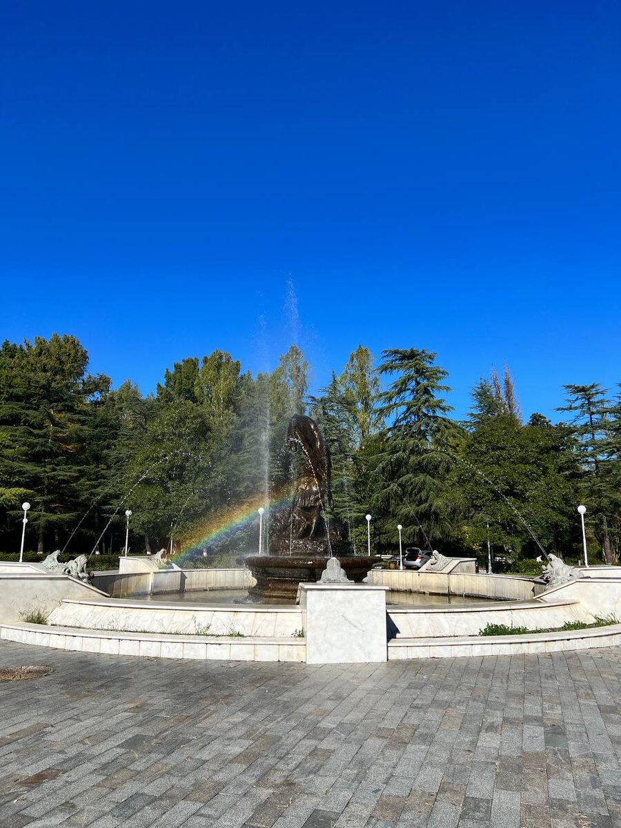 Фонтан у главного входа в "Источник №6" был дополнен радугой. 