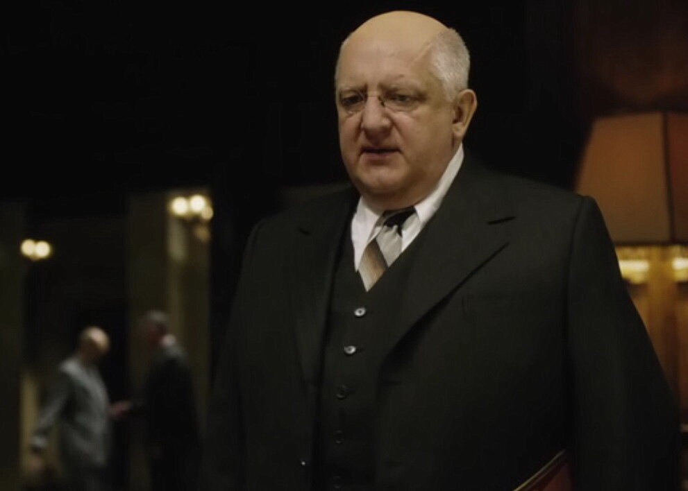 Киношного Берию играет англичанин Саймон Рассел Бил. Актер больше похож на Горбачева. Кадр из фильма