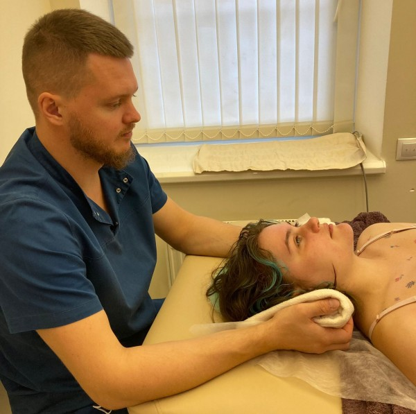 зафиксировал и держит чтоб не съехало а закрепилось *поясняет с умным видом* есть такая же фотка где Терезка с закрытыми глазами - я тогда сказала "кадр из фильма про бальзамирования"
как на меня доктор посмотрел - такого микса смеха и укоризны во взгляде давно не видела.