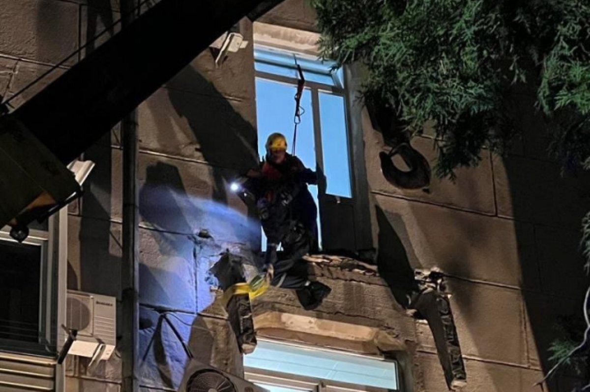    Специалисты демонтируют конструкции, которые остались от рухнувшего балкона.