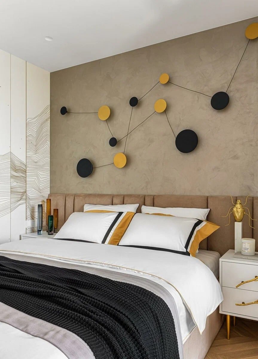 Зеркала, золотые детали и насыщенные цвета. Современный элегантный интерьер бывшей однушки 42 кв.м.