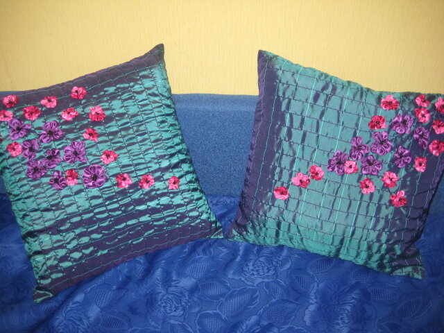 Издавна женщины в Европе лентами украшали все предметы одежды, шляпки, зонтики и даже обувь. Со временем вышивка лентами стала отдельным видом рукоделия, позволяющим создать объёмный рисунок практически на любой ткани. 