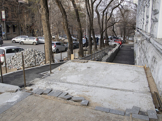     В Хабаровске обустраивают тротуары по поручению мэра. ФОТО: мэрия Хабаровска