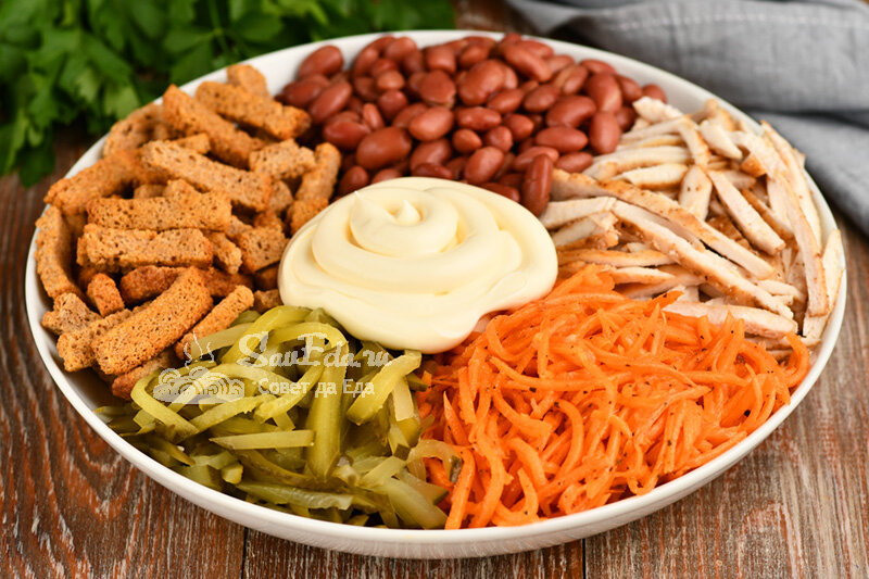 Салат с омлетом, курицей и корейской морковью
