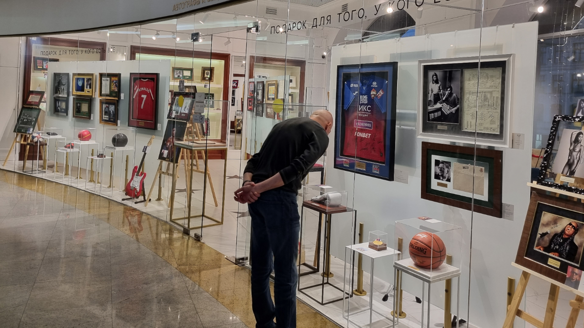 Московская галерея с автографами знаменитостей, в том числе футбольных. Фото Артема Локалова
