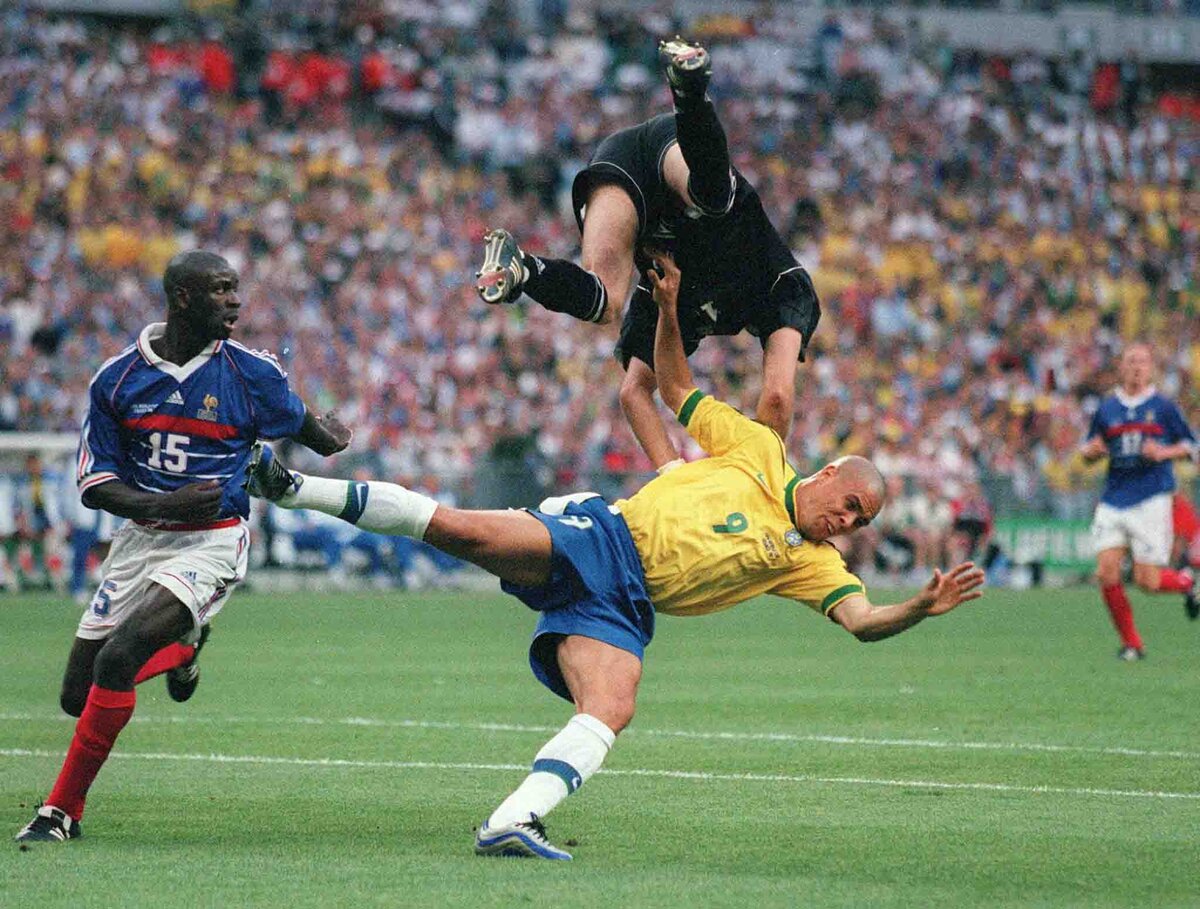 Football matches today. Роналдо ЧМ 1998. Бартез Роналдо 1998. Франция Бразилия 1998 финал. Франция Бразилия 1998 ЧМ.