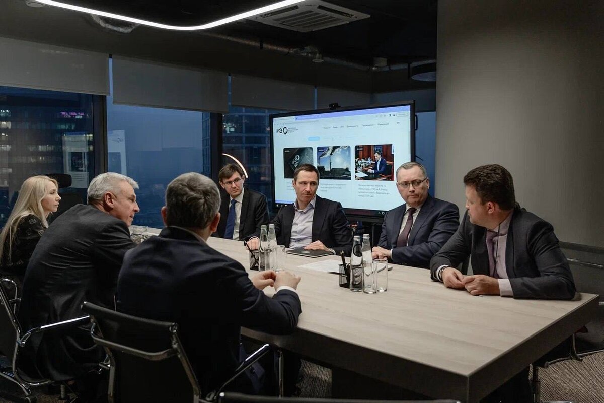Фото: телеграмм-канал Сергея Носова. Детали реализации проекта генеральный директор Российского экологического оператора Денис Буцаев обсудил с губернатором Магаданской области Сергеем Носовым