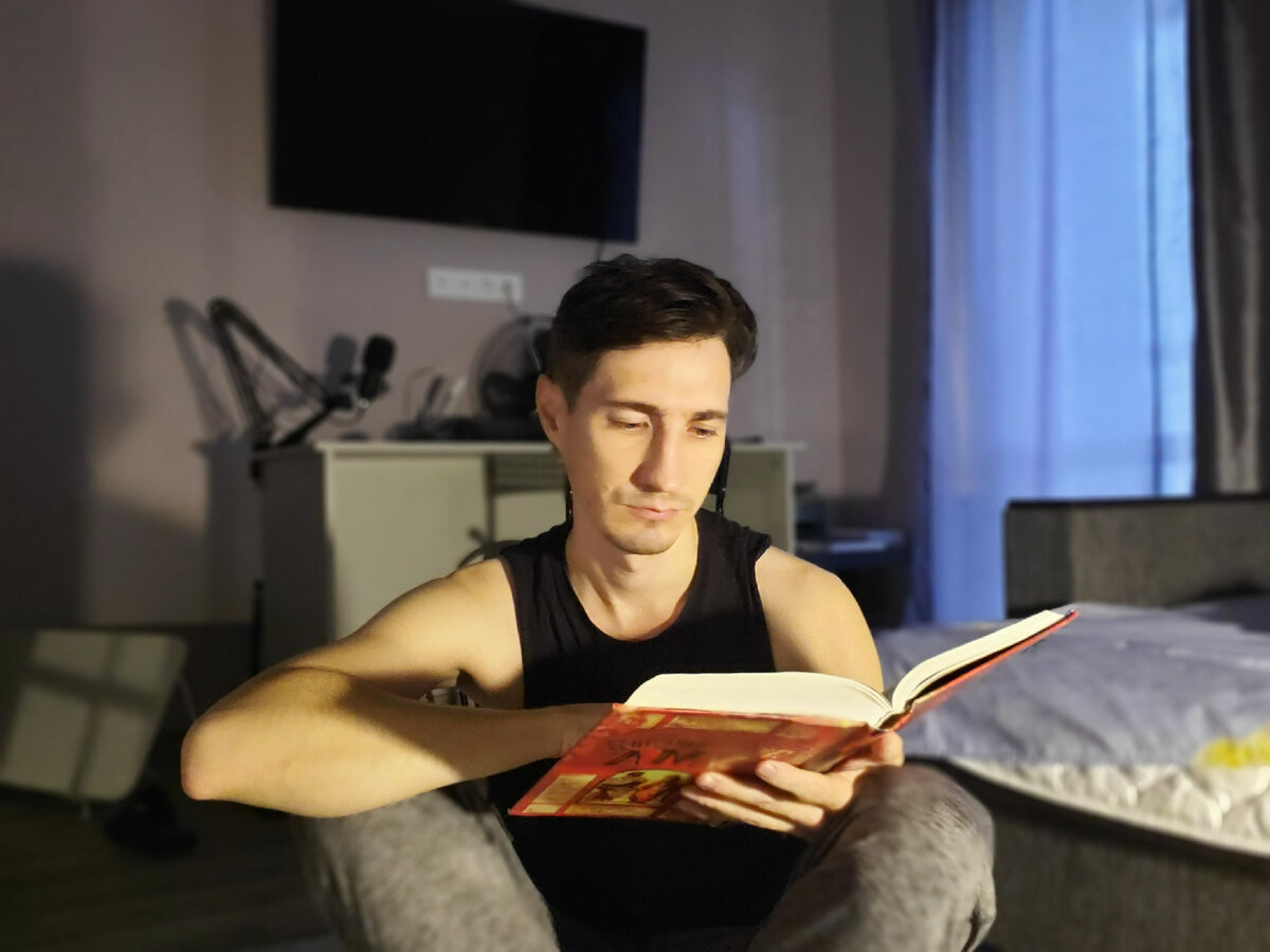 Чтение – самое великое расслабление и наслаждение для мозга. Так я отдыхаю от писанины