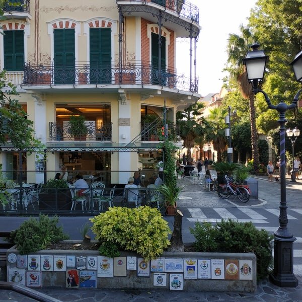 Кафе ROMA, где Хэмингуэй, сидя у окна, придумал главную достопримечательность Алассио-MURETTO