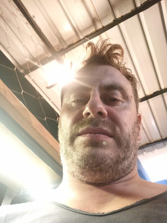 Это я сижу в этом кафе