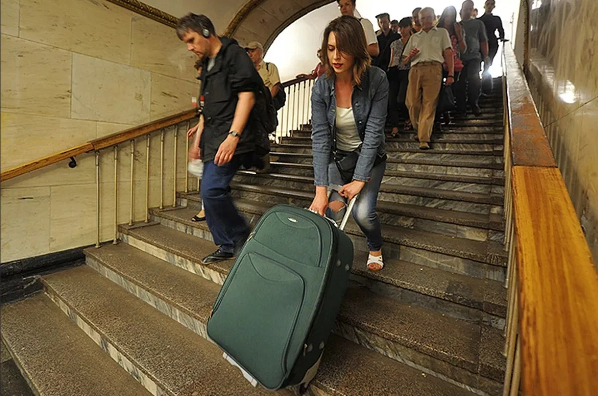 Можно ли брать пассажиров во время поездки. Девушка с чемоданом. В метро с чемоданом. Фотосессия в метро с чемоданом. Человек с чемоданом в метро.