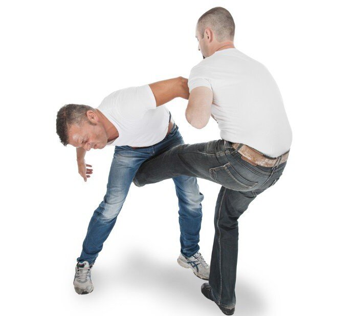 На фото удар подъемом ноги в лобковую кость, а пыльцы ноги уже промахнулись. Такой удар только подкинет противника и разозлит.