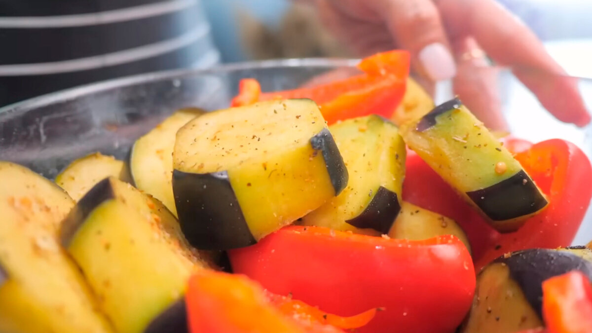 Баклажаны, фаршированные овощами, запеченные в духовке