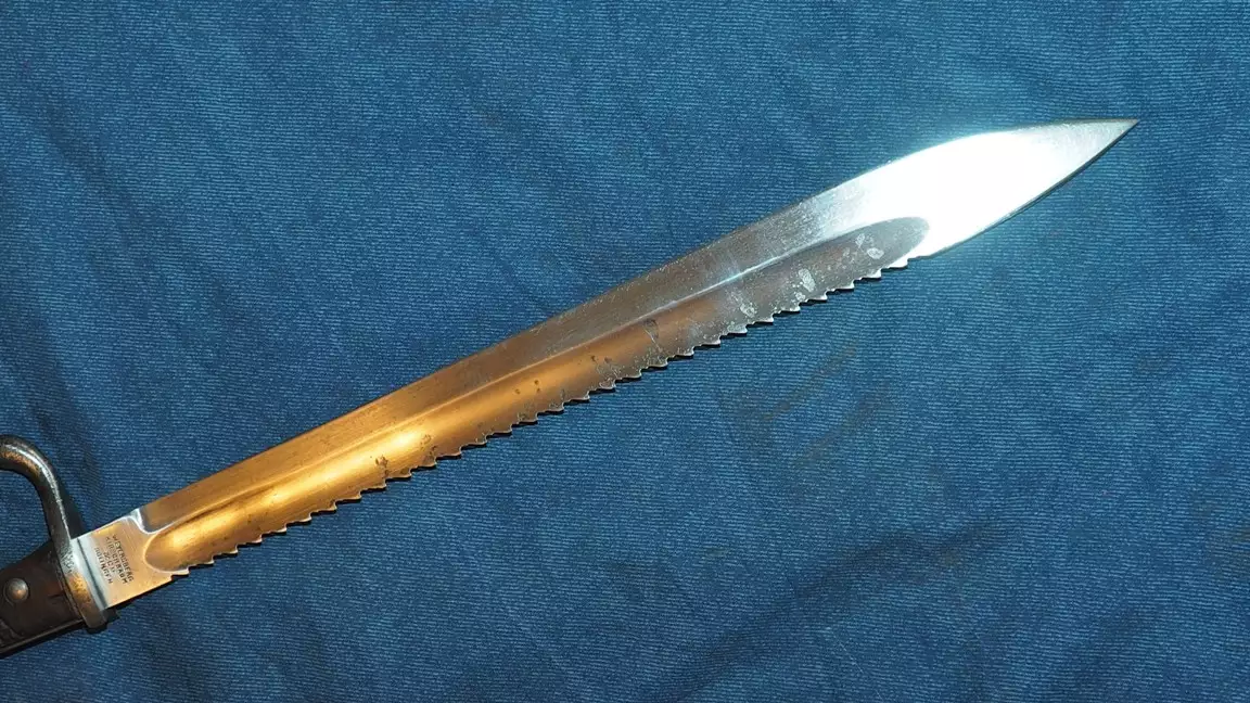 Либо тот самый, либо аналогичный штык-тесак. Вообще-то их в то время выпускали отнюдь не одни немцы...)