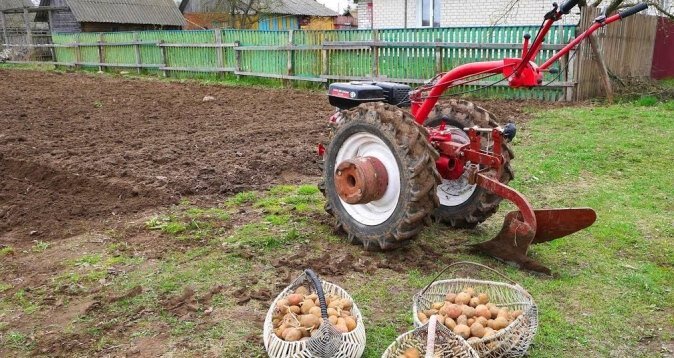 Ручной плужок для посадки и окучивания картофеля 2в1