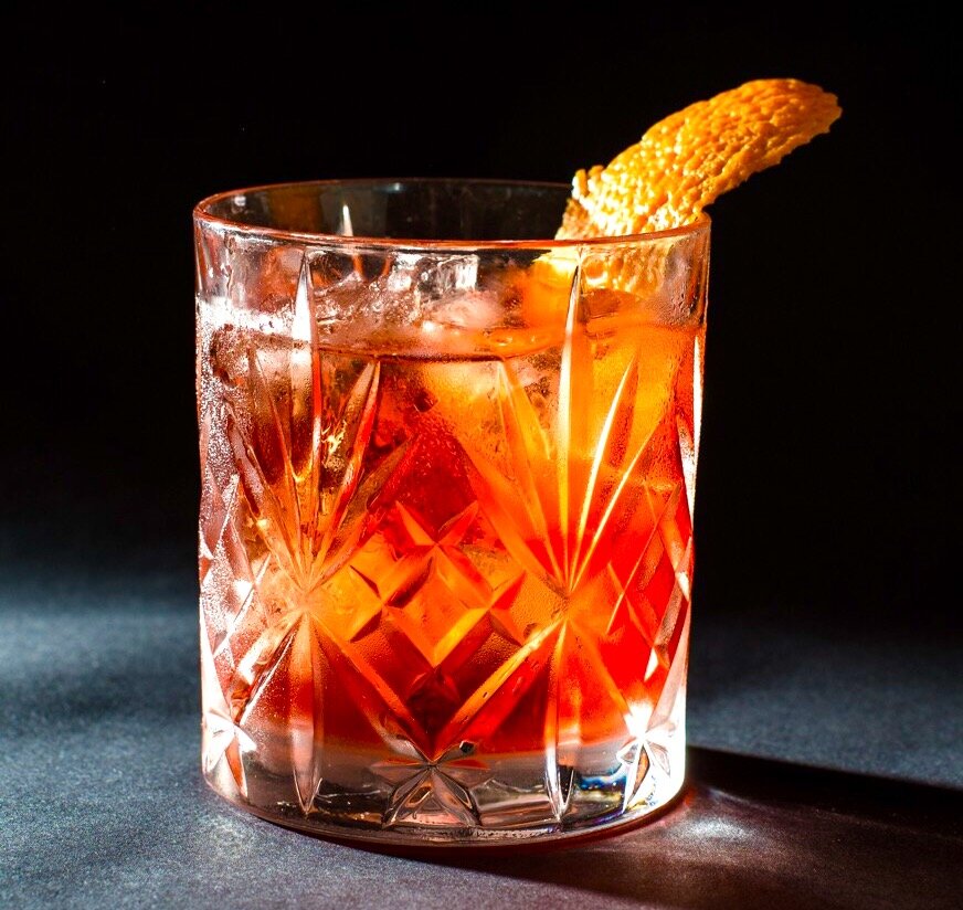 Красный вермут для негрони. Напиток негрони алкогольный. Мартини негрони коктейль. Напиток негрони алкогольный. Что такое негрони.