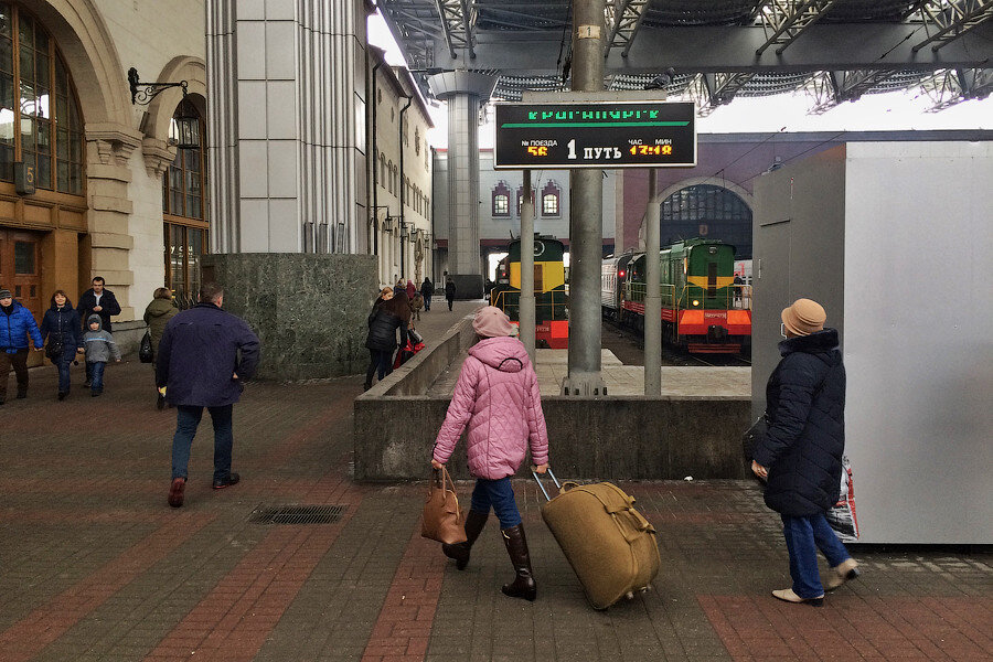 Место под нижней полкой в вагоне чье