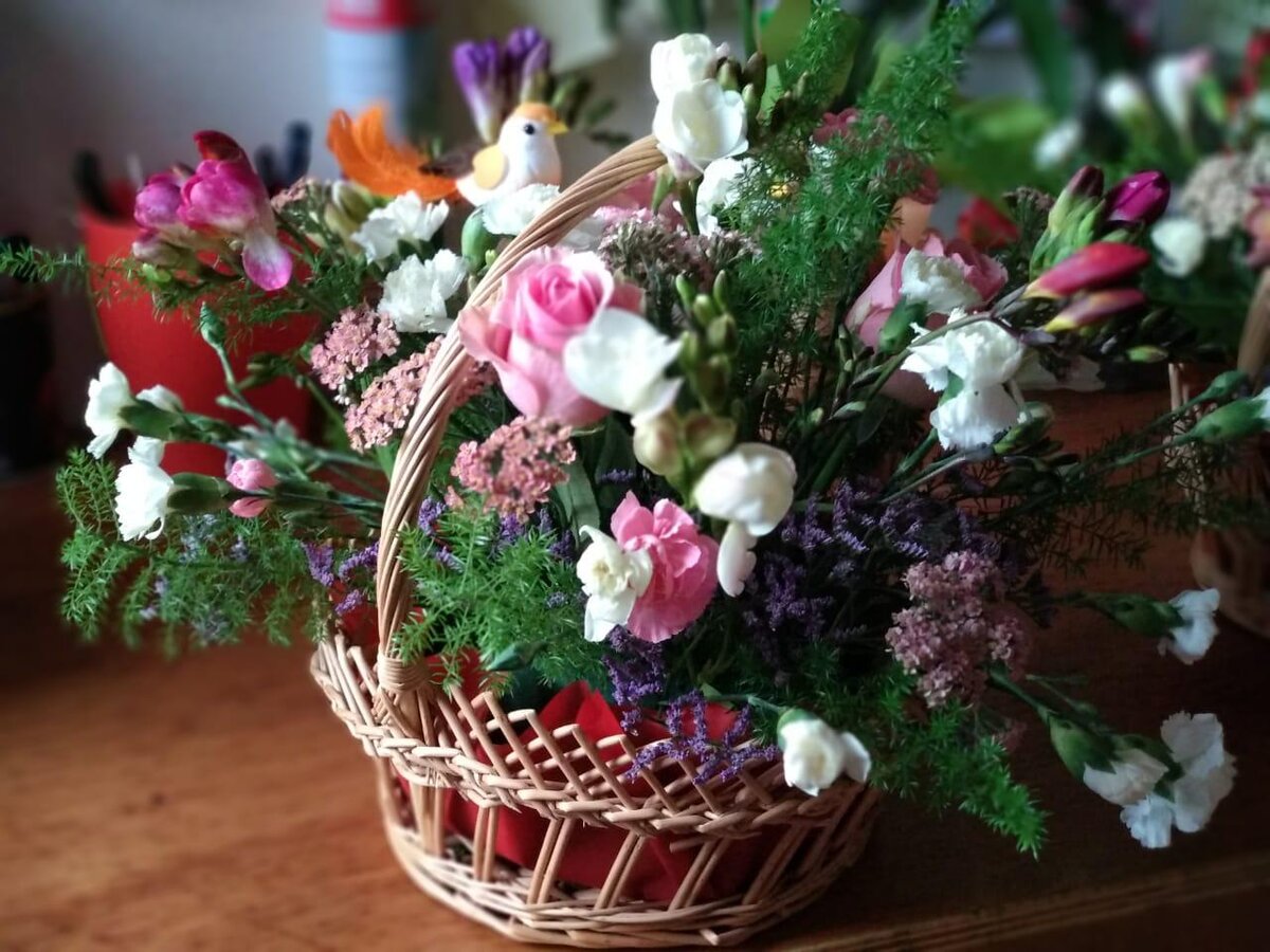 Цветочные композиции в корзинках с цветами и калиной