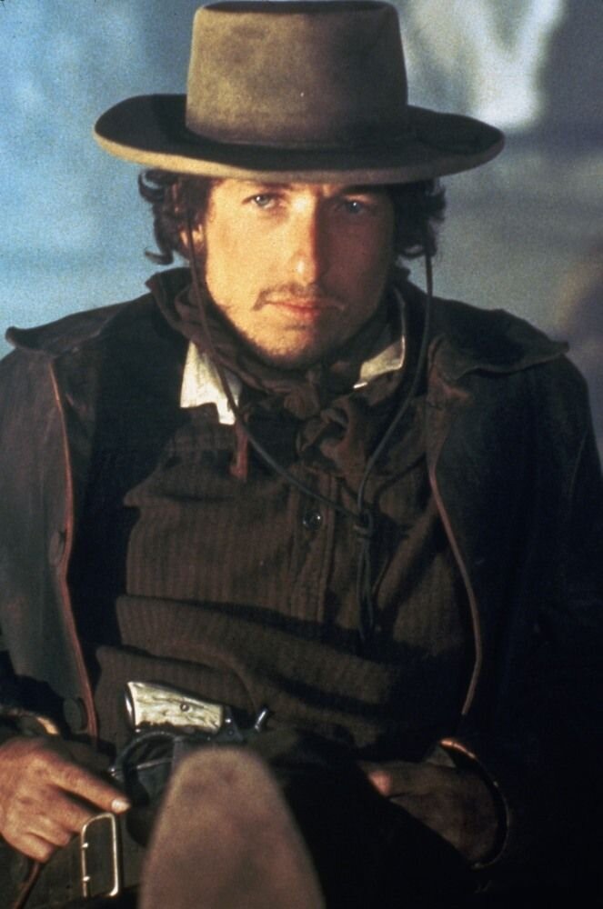 Картина стала дебютом Дилана не только как композитора, но и как актера. Он исполнил небольшую роль бандита Элиаса, кстати, реального исторического персонажа. 