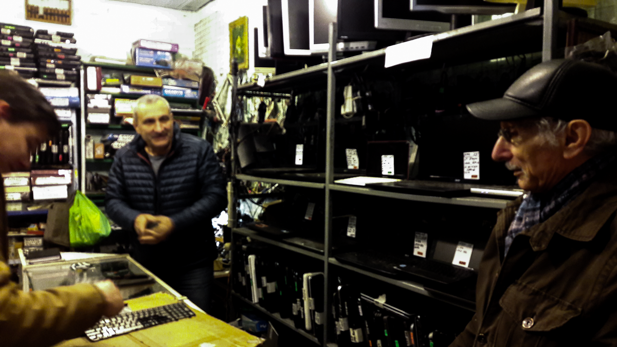 Радиорынок красноярск. Симферополь радиорынок бутик. Митинский рынок. Радио митинский радиорынок. Митинский радиорынок, торговый комплекс.