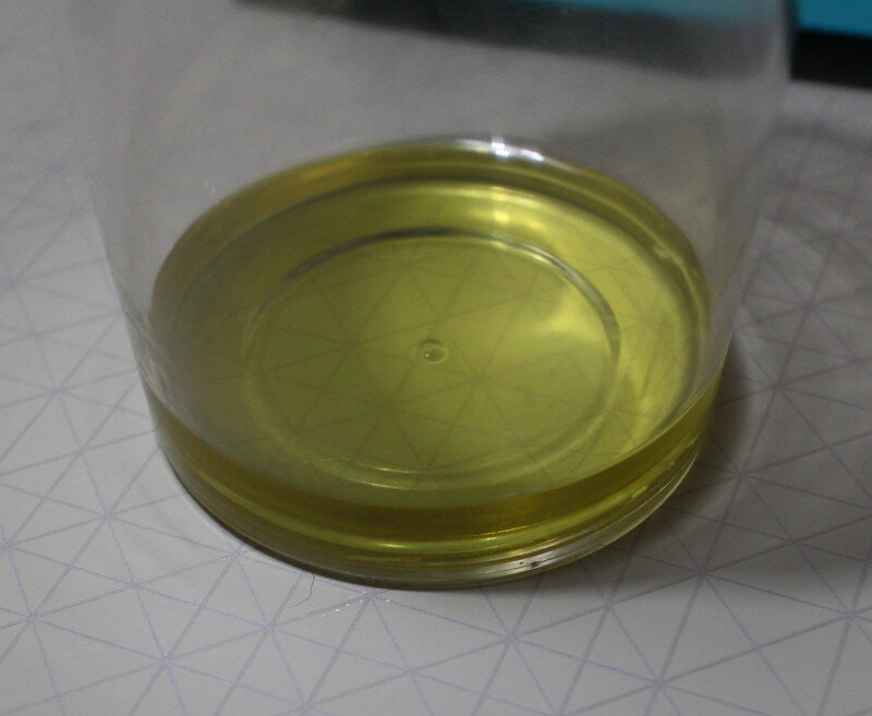 Добавляем оливковое масло в миску для блендера
