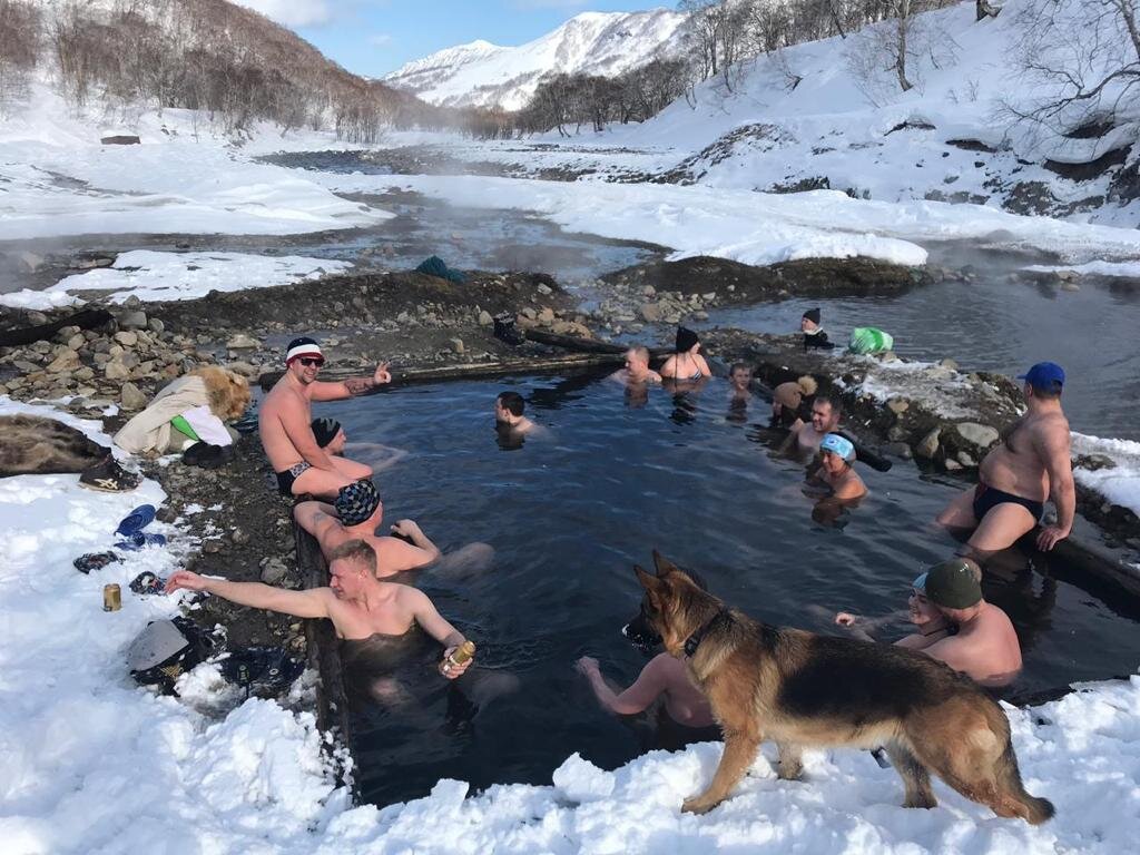 Отели термальный камчатка. Паратунка Камчатка термальные источники. Карымшинские источники Камчатка. Карымшинские горячие источники. Камчатка термальные источники зима.