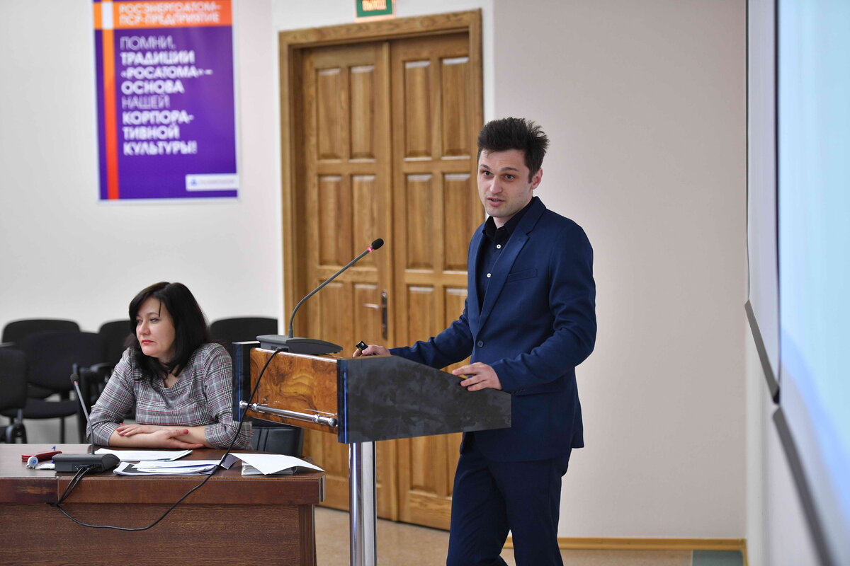 Инженер Ростовской АЭС Глеб Паук защищает свой научно-технический доклад