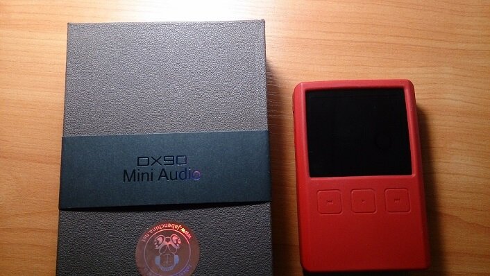  В таком виде плеер пришел ко мне из Китая, продавец бесплатно добавил стильный силиконовый чехол красного цвета.