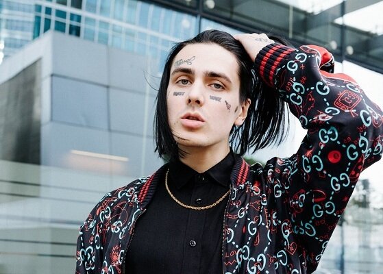 Некий отечественный исполнитель песен жанра рэп по кличке Лицо  