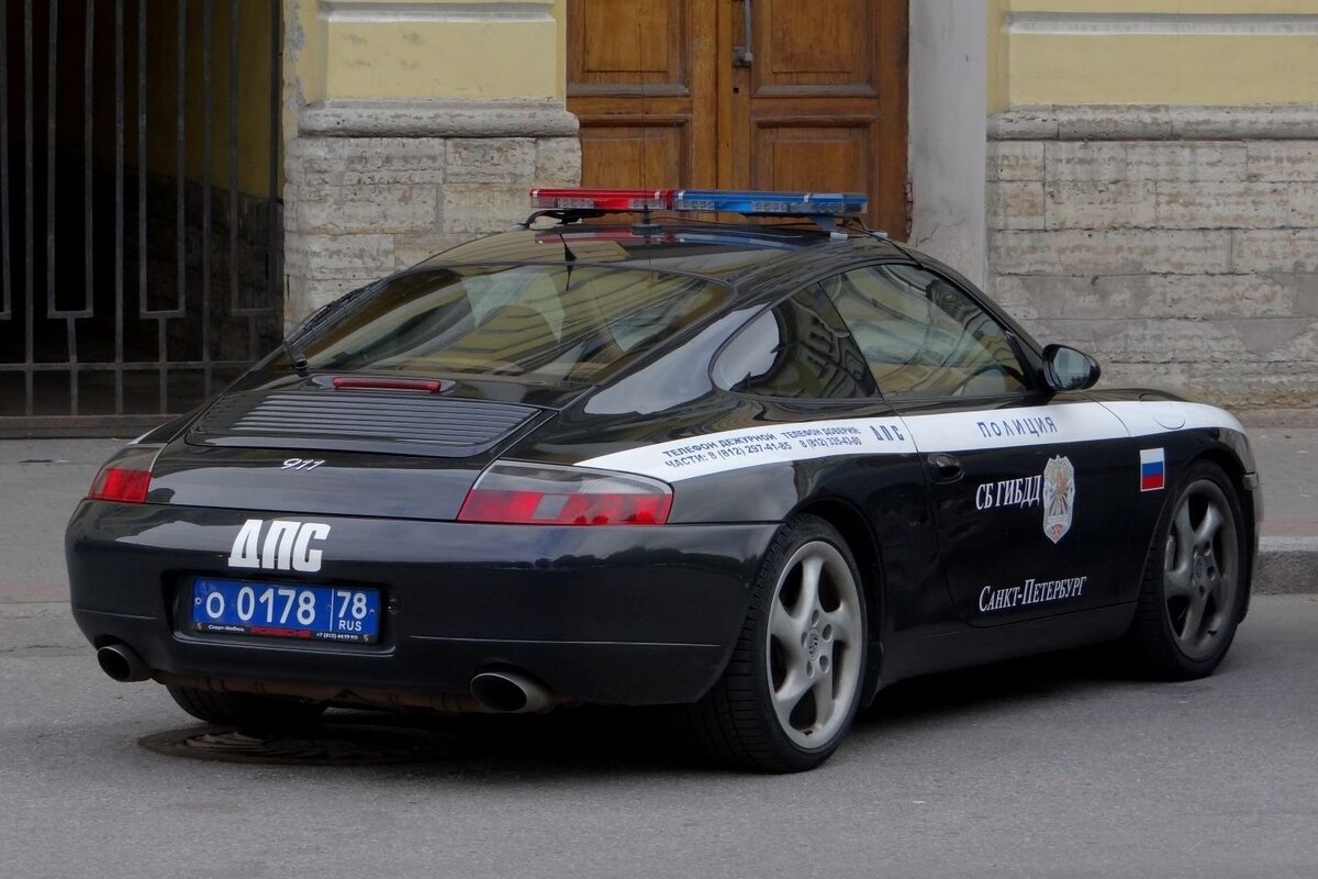 Сначала спорткар был черного цвета, потом его перекрасили в белый.