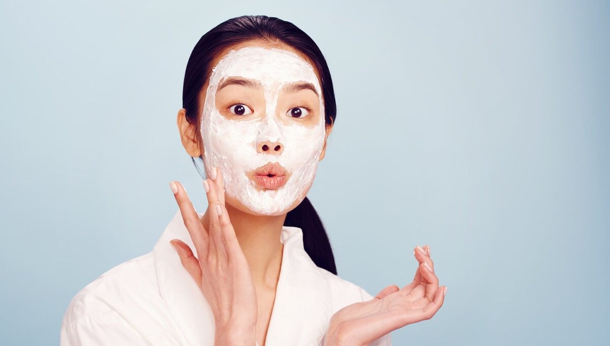   10 ступеней для идеального ухода за кожей по корейской системе    орейский уход за лицом представляет собой многоступенчатую систему, позволяющую не маскировать недостатки кожи, а устранять их.