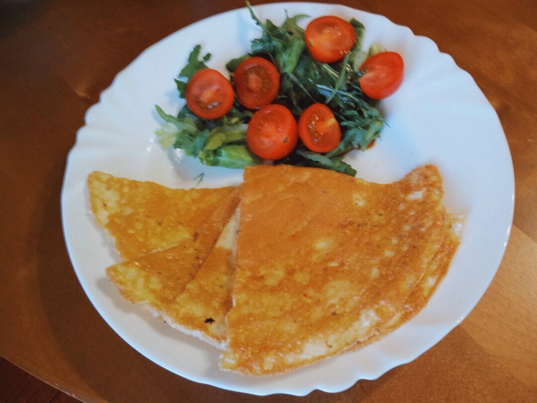 Омлет с томатоми черри и рукколой.