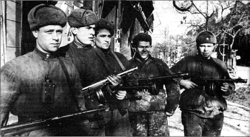 Советские солдаты в Крыму, 20 апреля 1944 года. Фото: fotostrana.ru. 