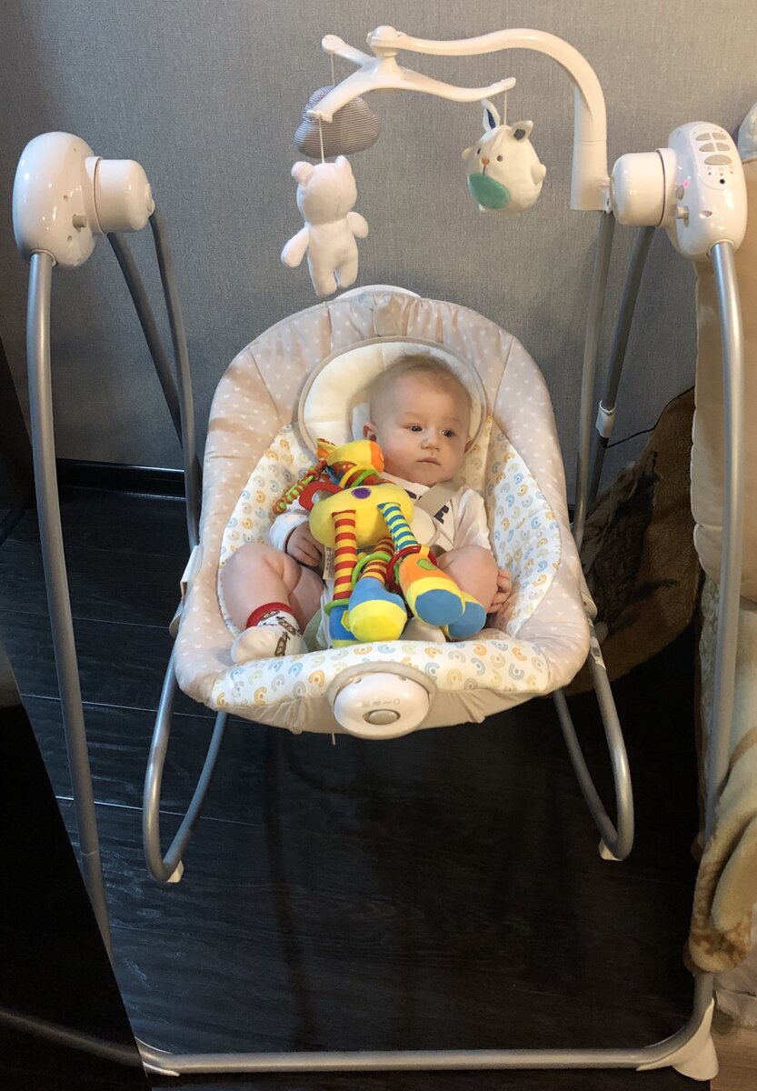 На фото сыну около 3,5 месяца. Тогда он любил часто и подолгу качаться.
