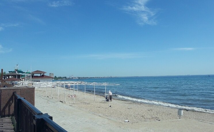 Народу на пляже мало. Пляж ещё не обустроен