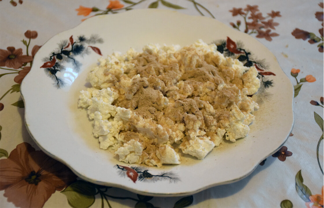 Творог, посыпанный топинамбуром