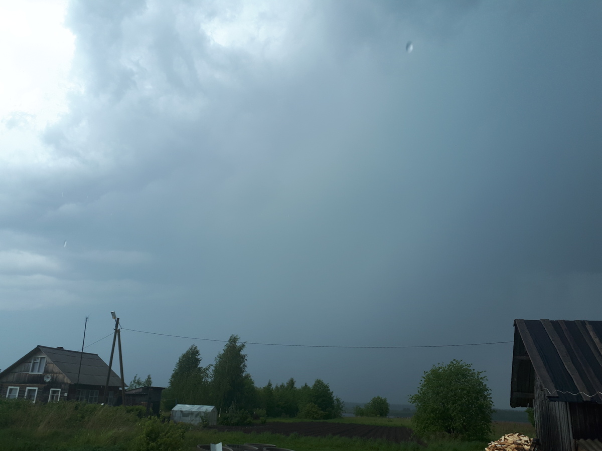 Все небо затянуто. 