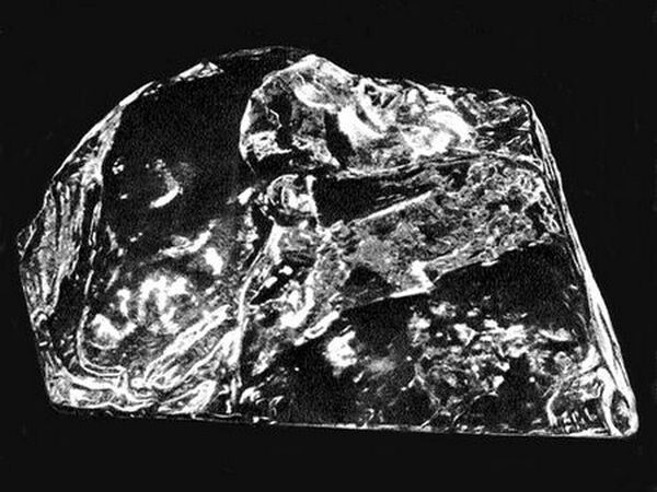 Куллинан - самый большой алмаз, который был добыт за всю историю. Также называется внедорожник от Rolls Royce.