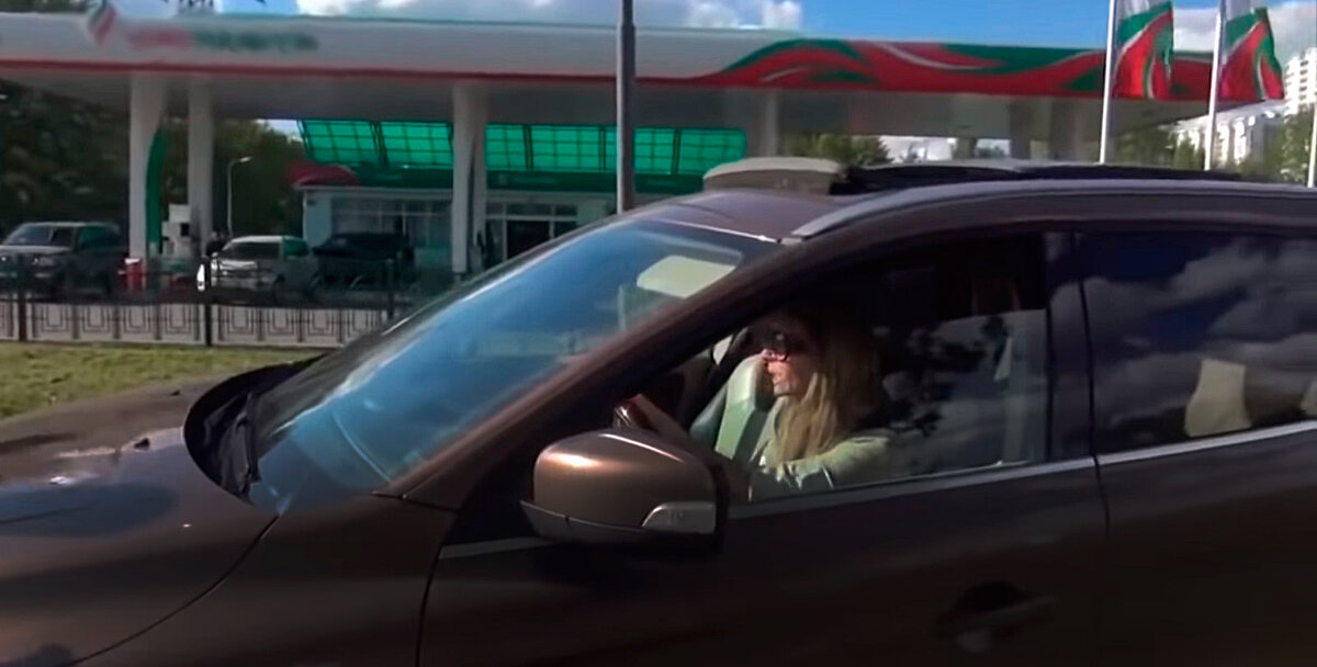 Блондинка за рулем