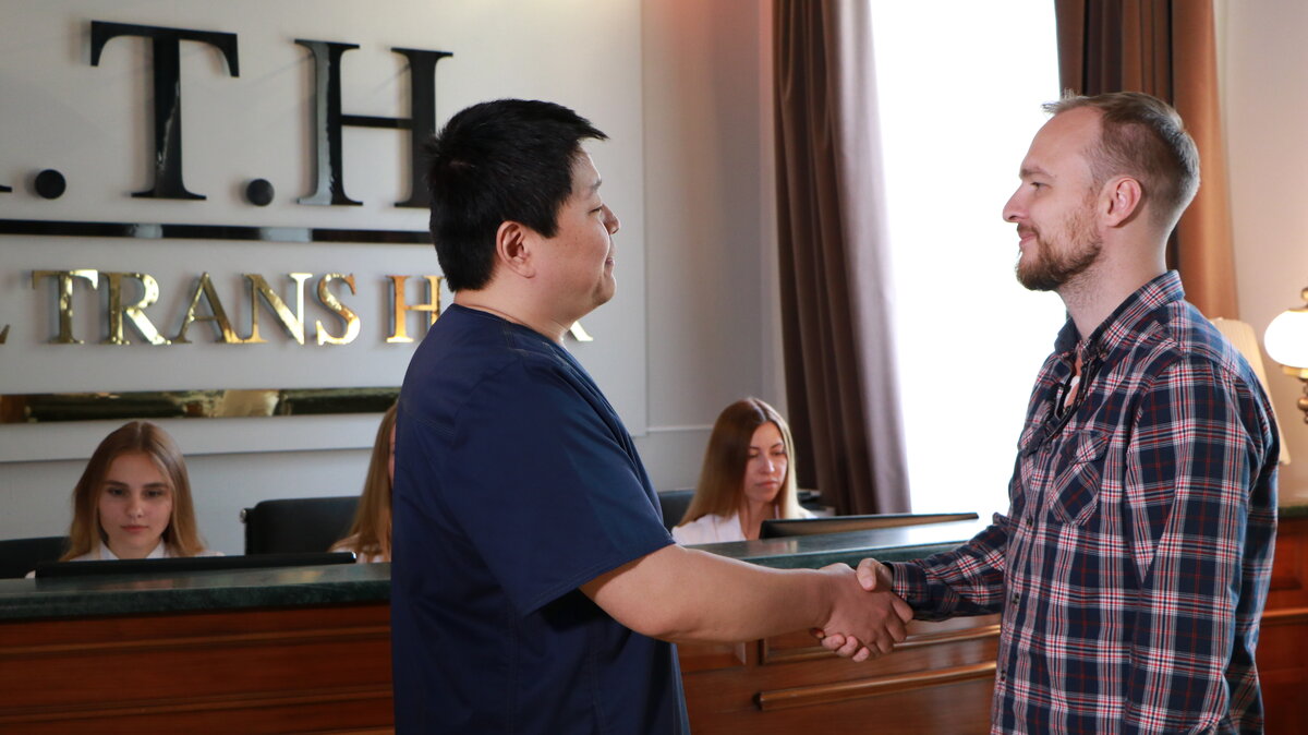 Игорь Цхай, хирург, встречает пациента