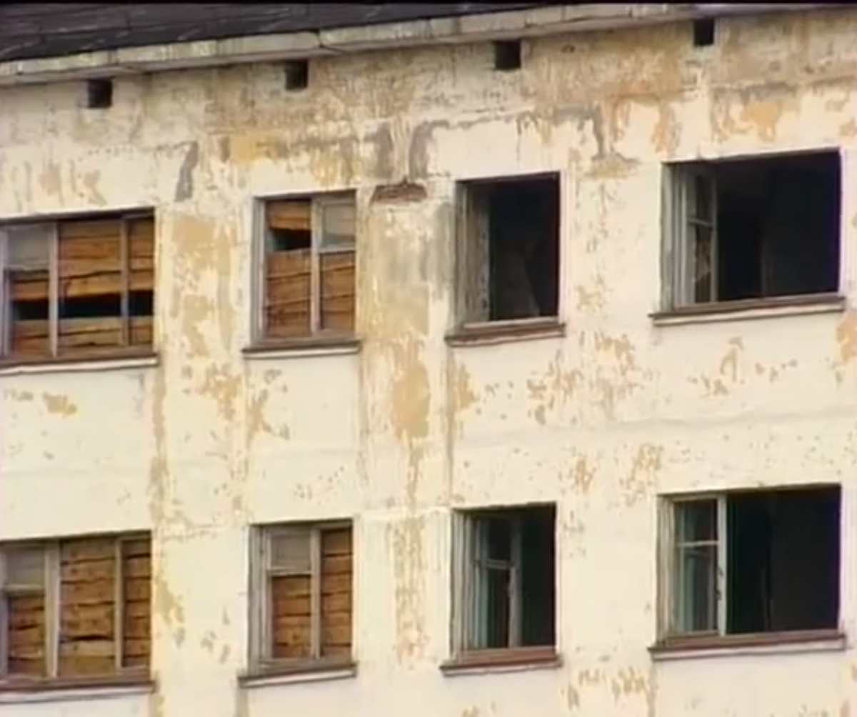 Жилой дом. Люди заколачивают окна, чтобы не задувал ветер. 2000 год. 