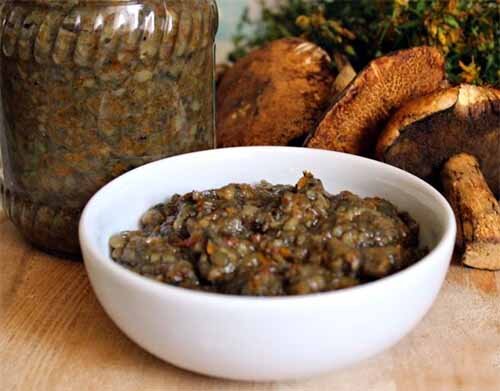 Сегодня я хочу поделиться с вами рецептом совершенно фантастической, нежной, шелковистой, пикантной и ароматной грибной икры, которую в далекие советские времена изобрели моя бабушка и Фаина Георгиевна Раневская. 