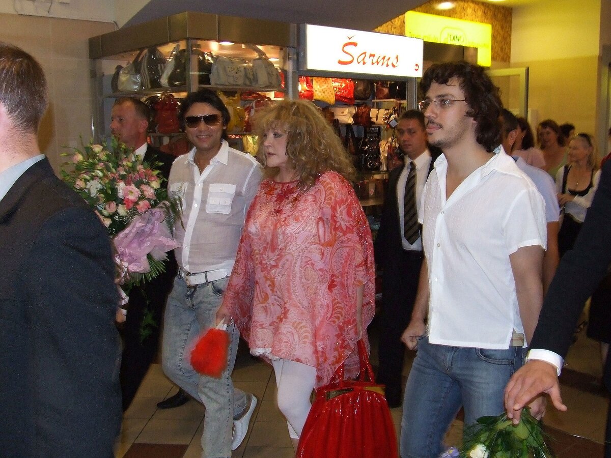 После бессонной ночи и пересечения границы. В Риге на вокзале Алла Пугачёва передвигается на своих двоих. Иначе никак. Слева - Александр Румянцев, справа - Максим Галкин