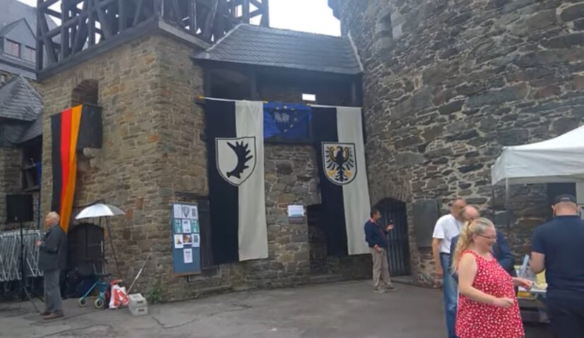 Лосиный рог и Тевтонский орел на встрече восточно-прусских потомков. Стоп-кадр. 