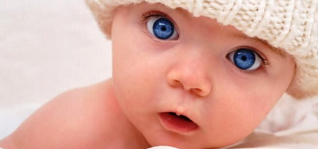 Вы не поверите, но ребенок видит еще находясь у мамы в животе. Как это определили? Ученые направляли яркий луч света на живот беременной и следили за реакцией ребенка.