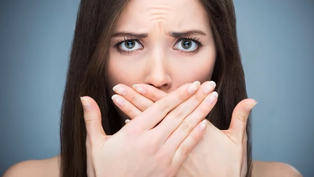 ОГИЗДАГИ БАДБУЙ ХИДНИ ЙУКОТИШ ТЕЗ ОССОН 
Овқат ҳазм қилиш тизими билан боғлиқ касалликлар, тиш ва милк муаммолари, шу билан бирга томоқ-бурун хасталикларида оғиздан ёмон ҳид келиши кузатилиши мумкин. Бу муаммонинг бош сабабчиси овқат ҳазм қилиш тизимидаги патологик ўзгаришлардир.
Огиздаги ҳидни ё`қотиш
 

Қадимдан заъфарон ўсимлиги халқ табобатида касалларга дармон сифатида ишлатилган. Масалан, оғиздан қўланса ҳид келса заъфаронли чой ичиш тавсия етилган. Юрак ъсиқилганда ҳам истеъмол қилинган.
Заъфарон ўсимлигининг шифобахшлигини Абу Али ибн Сино ” Тиб қонунлари” китобида бундай таърифлайди: “Сасишни тугатиб, ички аъзбларни кучайтиради…


исириқ билан чайиш ҳам яхши натижа беради. Бунинг учун исириқ қайнаган сувда дамланади. Ундан сўнг совитилиб, оғиз бўшлиғи чайилади.


Деярли барча тиш ювиш пасталарининг таркибида ялпиз мавжуд бўлади. Енг машҳур сақичларда ҳам айнан ялпизнинг мазаси мавжудлиги бекорга емас. Боиси ялпиз енг яхши ва кучли оғиз бўшлиғи, димоғни мусаффо қилувчи восита 

Оғизни тузли сувда чайиб туринг!
Шунингдек, ёмон ҳидга томоқ оғриғи, томоқнинг яллиғланиши касалликлари ҳам сабабчи бўлиши мумкин. Қолаверса, тишнинг чириши, карийес ва милкларнинг шамоллаши ҳам, тиш ковакларида овқатнинг йиғилиб қолиши ҳам оғиздан келадиган ёқимсиз ҳидга сабабчи бўлиши мумкин. Тиш ва милк сабаб пайдо бўладиган оғиздаги ҳидларни оғизни тез-тез тузли сувда чайиш тавсия етилади.

огиздаги хидни йукотиш