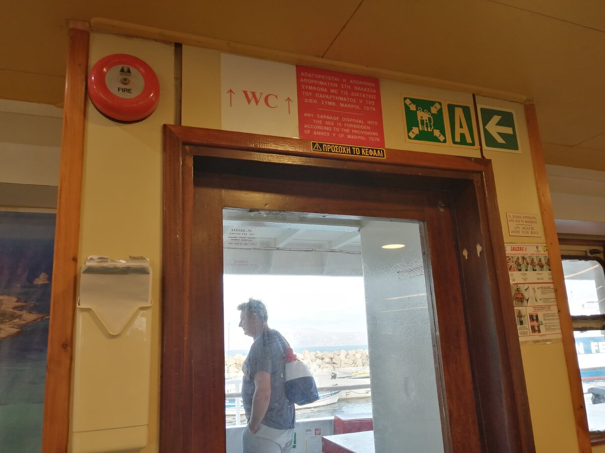 Указатель на туалет на круизном судне (Крит). Фото Света Давыдова