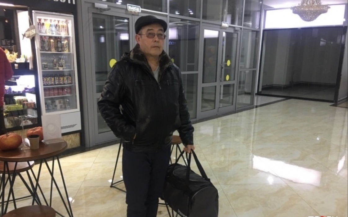 Отец Рамиля Шамсутдинова: адвокат подтверждает версию издевательств над сыном. В статье видео с отцом Рамиля.
В Читу из тюменского Вагая приехал Салим Шамсутдинов, отец солдата-срочника, расстрелявшего 10 человек в воинской части-54160 в Забайкалье. Мужчина уже встретился со следователем, адвокатом и планирует навестить сына. Он хочет расспросить Рамиля Шамсутдинова о том, что произошло. Сейчас солдат-срочник арестован. Его взяли под стражу после того, как он 25 октября расстрелял 10 сослуживцев, восемь из них умерли. По предварительным данным, над парнем издевались.
Салим Шамсутдинов в Читу приехал со старшим сыном, психологом-воспитателем из колледжа и другом Рамиля. Всех четверых допрашивали следователи. Отцу разрешили встретиться с арестованным сыном, мужчина предполагает, что сможет попасть на свидание завтра.
Отцу удалось пообщаться с адвокатом Рамиля Шамсутдинова. Тот подтвердил, что в части была дедовщина и что парня окунали головой в унитаз. Тем не менее спецкомиссия озвучила результаты своей проверки. По их данным, неуставных отношений в воинской части не было. А причиной нервного срыва солдата стали межличностный конфликт и психологическая несовместимость с одним из офицеров из караула — Данилом Пьянковым.
Рамиль Шамсутдинов ранил одного тюменца — Евгения Графова из Аромашево. Парни вместе призывались. Сейчас Графов находится в столичной больнице с ранением головы. Его состояние врачи оценивают, как тяжелое. Родным солдата военные два дня не сообщали о том, что с парнем произошла трагедия.